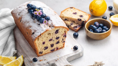 Lleva 7 ingredientes y se hace en 40 minutos: la receta de budín de arándanos fácil y esponjoso