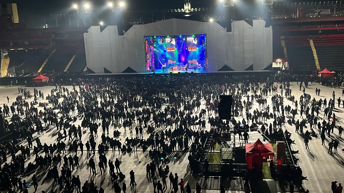 Llegan los primeras fans al estadio.