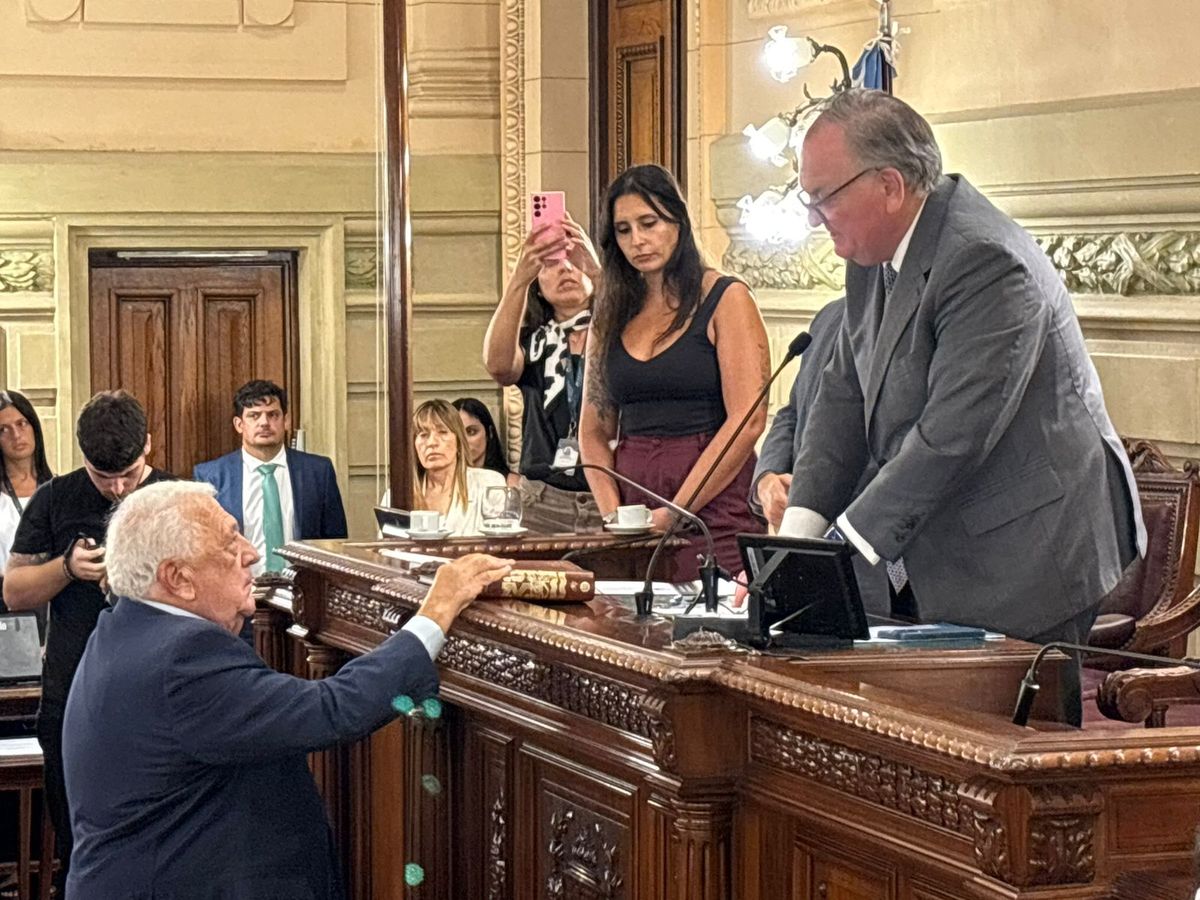 Felipe Michlig, reelecto como presidente provisional del Senado, le toma juramento a Osvaldo Sosa como vicepresidente provisional 2°.