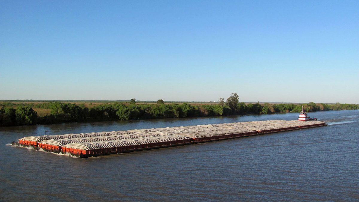La hidrovía Paraná-Paraguay tiene una extensión de 3.442 kms desde Puerto Cáceres (Brasil) hasta Puerto Nueva Palmira (Uruguay). 