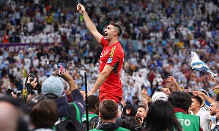 Dibu Martínez manifestó toda su alegría por la clasificación de Argentina a las semifinales del Mundial Qatar 2022. Dibu Martínez manifestó toda su alegría por la clasificación de Argentina a las semifinales del Mundial Qatar 2022.