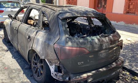 Tras el incendio, el auto quedó estacionado y dos semanas después fue nuevamente siniestrado. Tras el incendio, el auto quedó estacionado y dos semanas después fue nuevamente siniestrado.