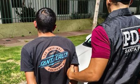 La Policía de Investigaciones (PDI) y grupos de irrupción de la Policía de Santa Fe realizaron anoche una serie de allanamientos relacionados a dos causas. La Policía de Investigaciones (PDI) y grupos de irrupción de la Policía de Santa Fe realizaron anoche una serie de allanamientos relacionados a dos causas.