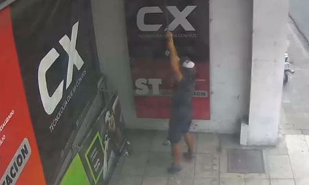 El accionar del ladrón quedó registrado en las cámaras de seguridad El accionar del ladrón quedó registrado en las cámaras de seguridad