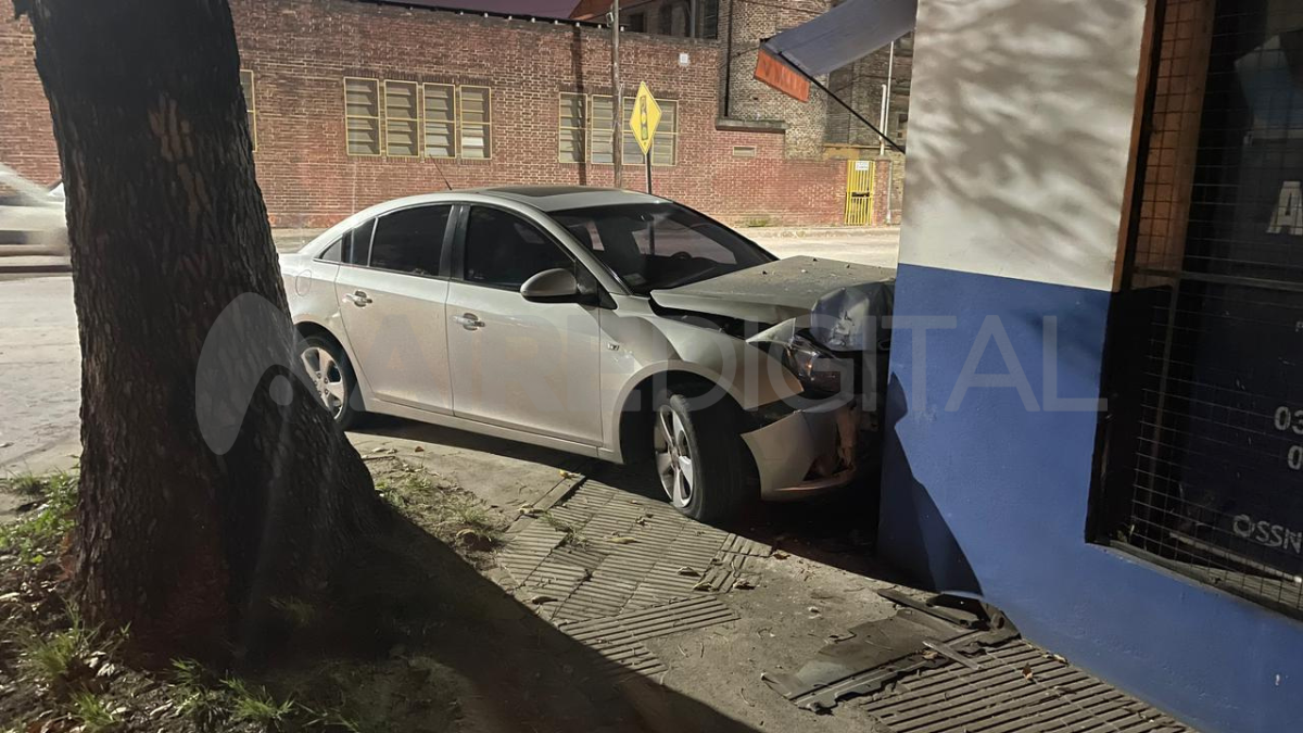 Un conductor chocó su auto y terminó incrustado en el frente de una aseguradora en la ciudad de Santa Fe
