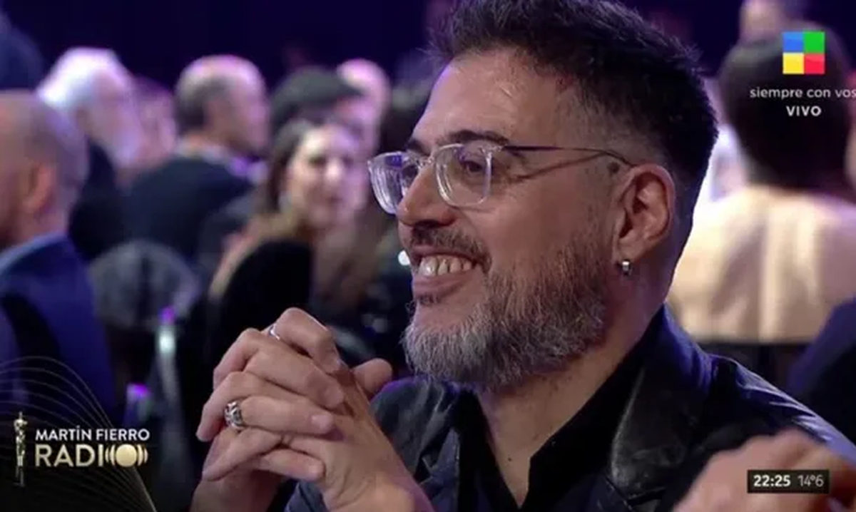 La incomodidad de Rolando Barbano mientras Marina Calabró le dedicaba su Martín Fierro. La incomodidad de Rolando Barbano mientras Marina Calabró le dedicaba su Martín Fierro.