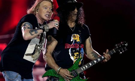 El fraseo de guitarra que caracteriza al clásico de Guns n Roses Sweet Child of Mine fue elegido como el mejor riff en la historia del rock, según una encuesta realizada entre 1500 personas. El fraseo de guitarra que caracteriza al clásico de Guns n Roses Sweet Child of Mine fue elegido como el mejor riff en la historia del rock, según una encuesta realizada entre 1500 personas.
