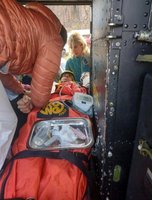 Aguiló pudo ser rescatado este sábado por la mañana gracias a un operativo en el que participaron más de 50 personas, la mayoría guías de montaña voluntarios. El montañista pudo ser evacuado y trasladado en helicóptero a un hospital de El Calafate.
