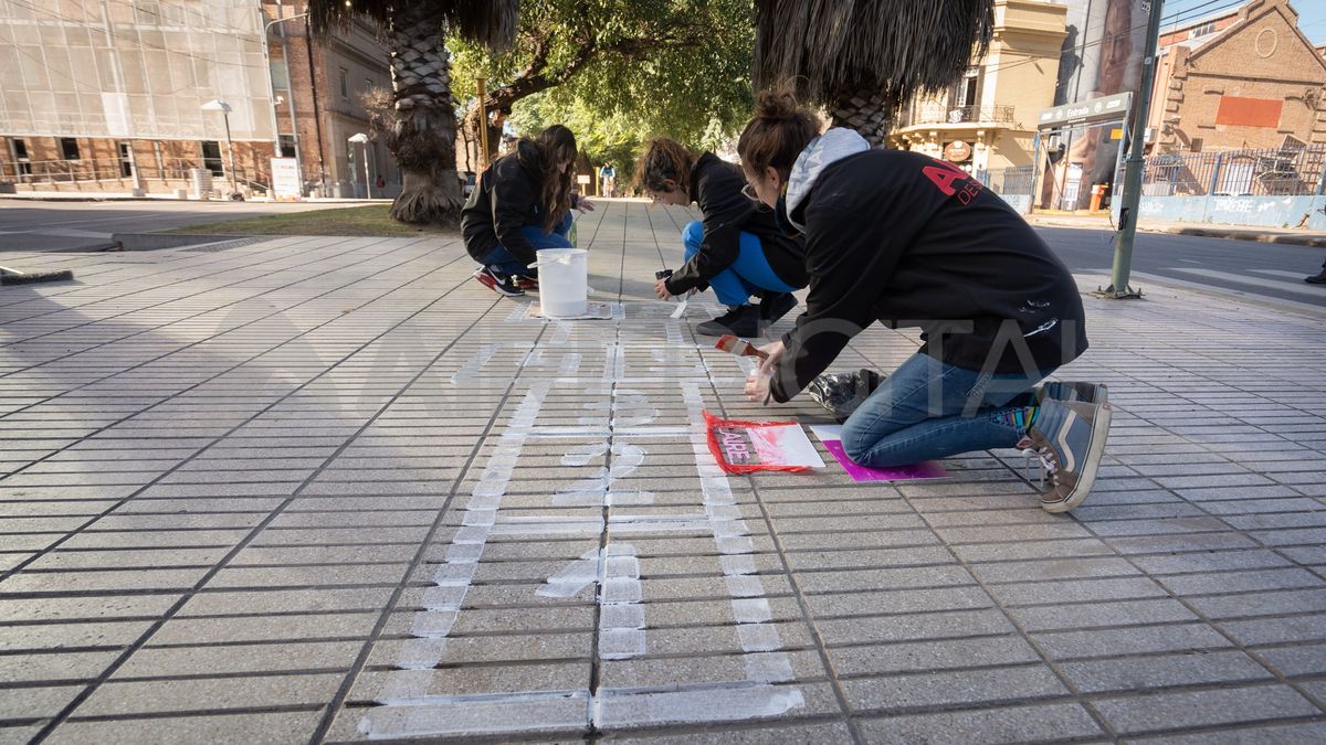 Sobre Bulevar Gálvez, una rayuela también invita a jugar. Sobre Bulevar Gálvez, una rayuela también invita a jugar.