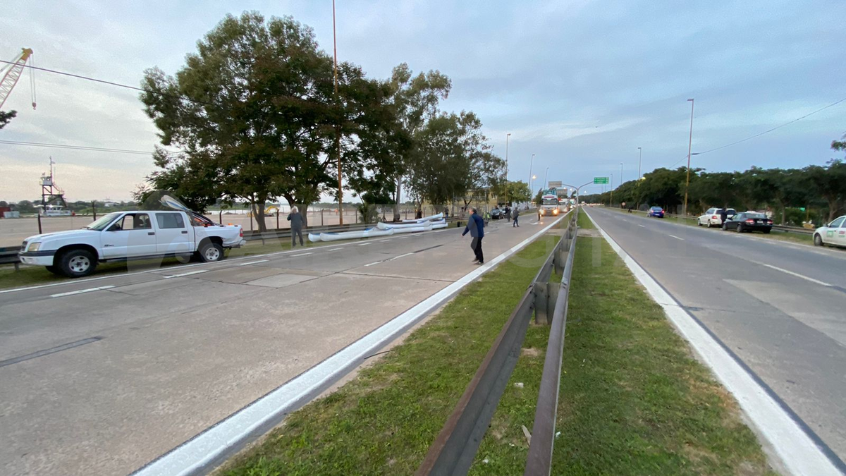 El auto pegó en la camioneta a la altura de la rueda trasera justo en el momento en que la sobrepasaba.