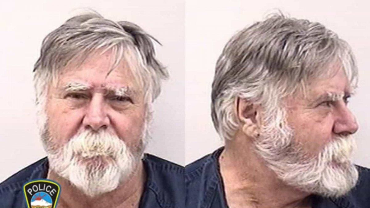 Roba un banco y decide lanzar el dinero a la gente en la calle gritando ¡Feliz Navidad!