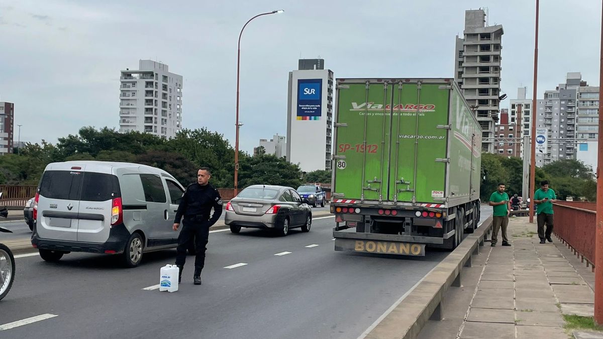 Demoras en el viaducto Oroño por un camión detenido tras un desperfecto mecánico