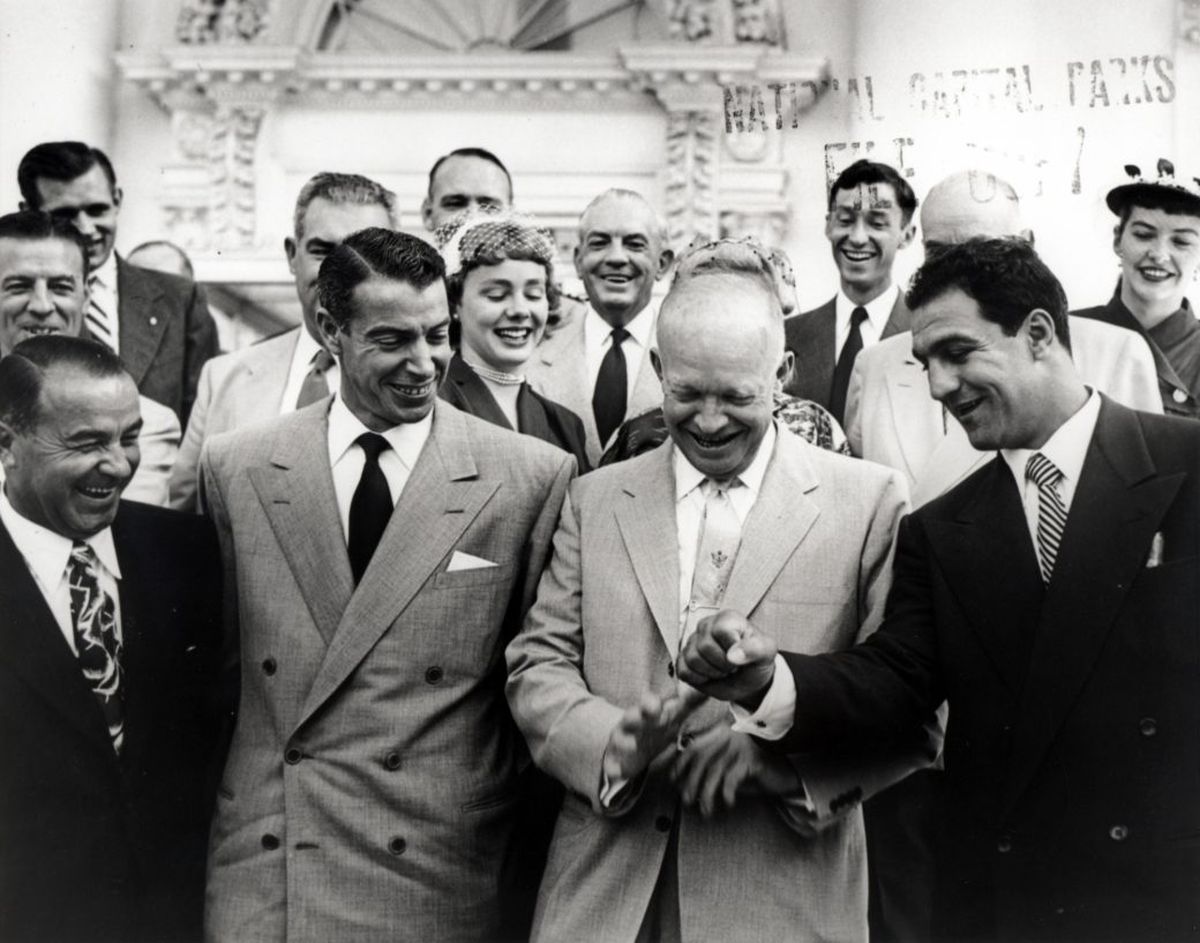 El 5 de junio de 1953, el presidente Dwight David Eisenhower recibió a una delegación de deportistas en la Casa Blanca, entre ellos, al ex beisbolista Joe DiMaggio (a su derecha), y a Marciano que, el 15 de mayo anterior, había noqueado en un round a Jersey Joe Walcott, en la revancha del combate que habían sostenido en 1952.