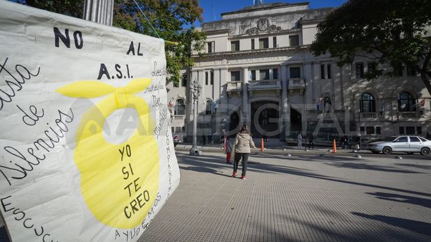 M se animó a denunciar las violaciones perpetradas por su tío cuando ella era una niña. Ahora, espera que la Justicia actúe.