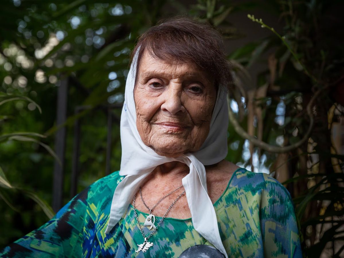 Lidia Stella Mercedes Miy Uranga, es una docente y activista dedicada a la defensa de los derechos humanos y, particularmente, reconocida por ser una de las principales organizadoras de la búsqueda de personas desaparecidas en la última dictadura cívico-militar en Argentina. Lidia Stella Mercedes Miy Uranga, es una docente y activista dedicada a la defensa de los derechos humanos y, particularmente, reconocida por ser una de las principales organizadoras de la búsqueda de personas desaparecidas en la última dictadura cívico-militar en Argentina.