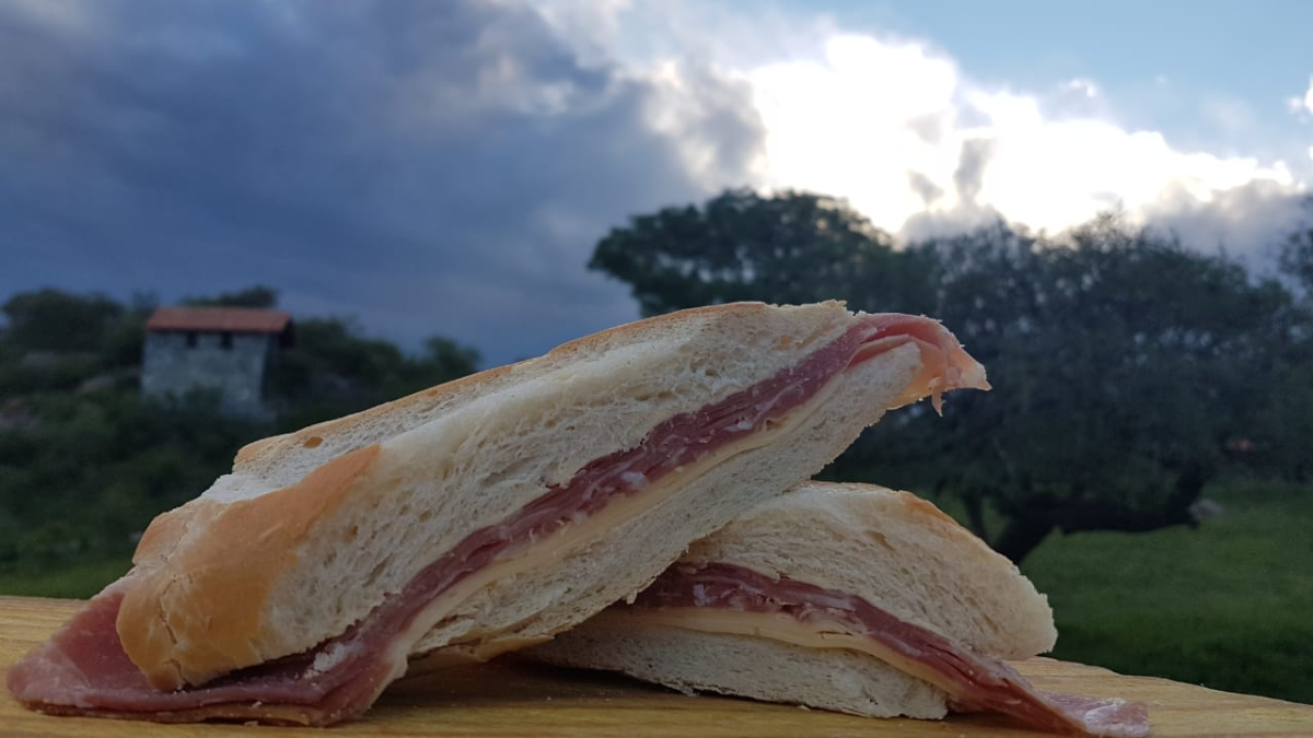 Uno de los puntos importantes es su increíble gastronomía, la cual fascina a todos los que la visitan. Uno de los puntos importantes es su increíble gastronomía, la cual fascina a todos los que la visitan.