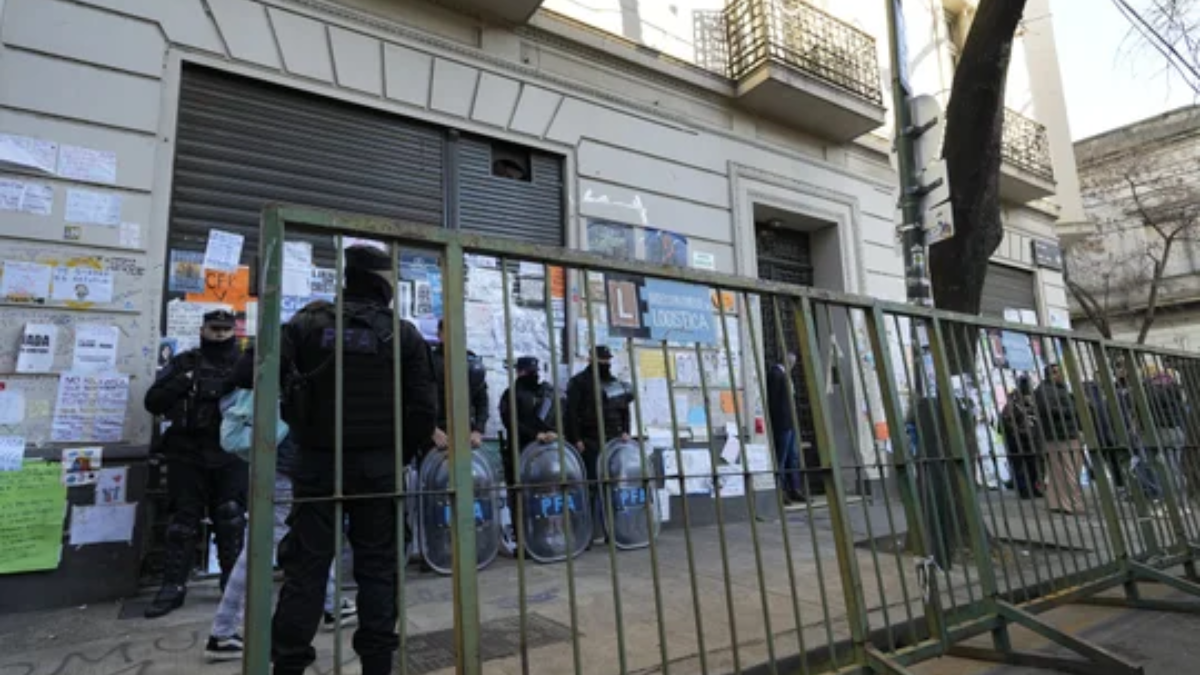 El operativo fue activado luego de que la Corte Suprema ratificara la condena contra Cristina Kirchner, y se espera que el clima político en la zona se mantenga tenso durante las próximas horas. El operativo fue activado luego de que la Corte Suprema ratificara la condena contra Cristina Kirchner, y se espera que el clima político en la zona se mantenga tenso durante las próximas horas.