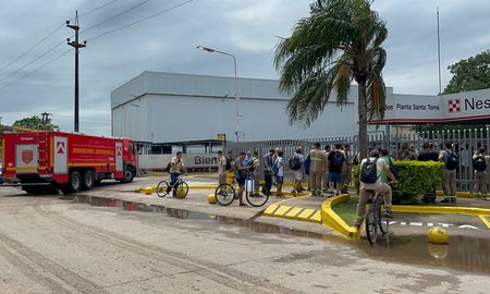 Un incendio ocurrió en la siesta de este viernes en la fábrica de alimentos para animales Purina. Un incendio ocurrió en la siesta de este viernes en la fábrica de alimentos para animales Purina.