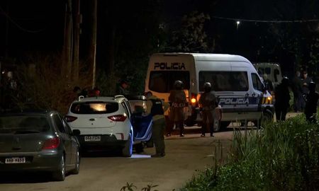 Un policía de 24 años, que estaba fuera de servicio, utilizó su arma reglamentaria para abrir fuego hacia hinchas del Bolso en Uruguay. Un policía de 24 años, que estaba fuera de servicio, utilizó su arma reglamentaria para abrir fuego hacia hinchas del Bolso en Uruguay.