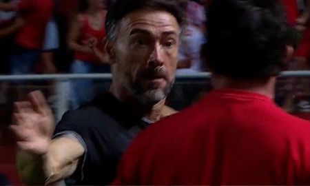 El tremendo beso que el Kily González le metió a su ayudante tras el golazo de Unión El tremendo beso que el Kily González le metió a su ayudante tras el golazo de Unión