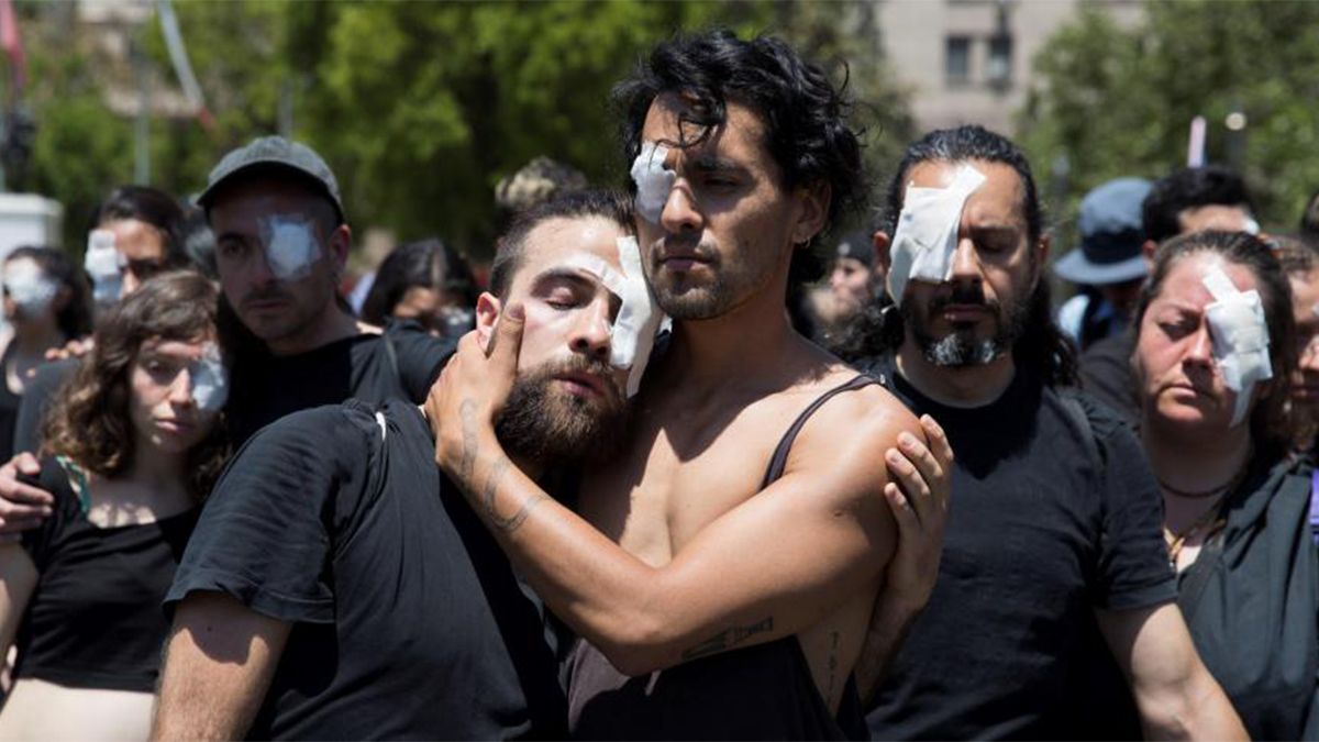 Manifestantes representaron a las decenas de personas que han recibido disparos en sus ojos por parte de las fuerzas policiales.