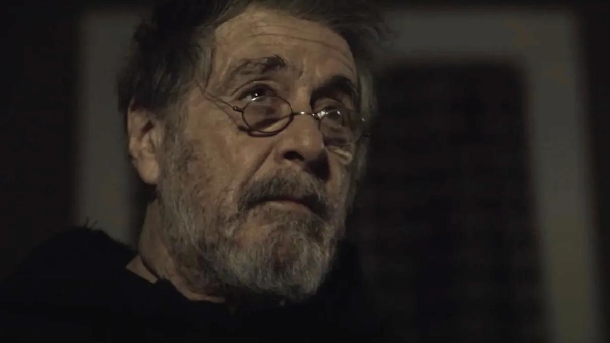 Al Pacino interpretando al padre Theophilus Riesinger, exorcista alemán que lideró el ritual en 1928. Al Pacino interpretando al padre Theophilus Riesinger, exorcista alemán que lideró el ritual en 1928.