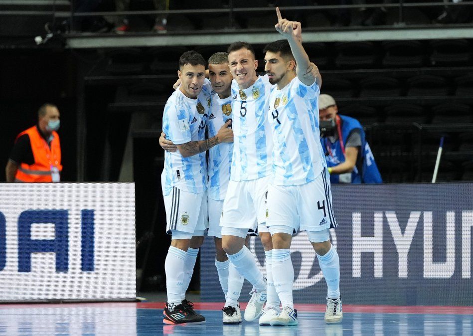 La Selección Argentina de futsal venció a Brasil y jugará la final del Mundial de Lituania.