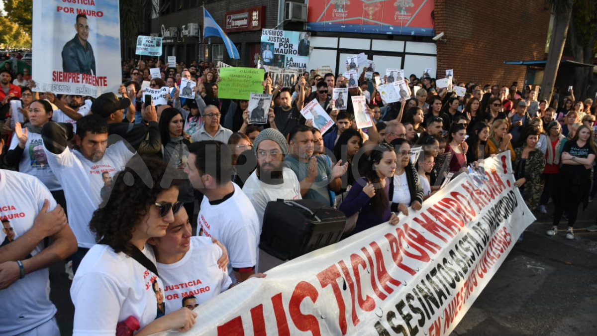 Además de los familiares y amigos de Mauro, participaron un nutrido grupo de cadetes y taxistas.