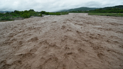 Desesperada búsqueda en Jujuy: una niña de 9 años fue arrastrada por la crecida de un río