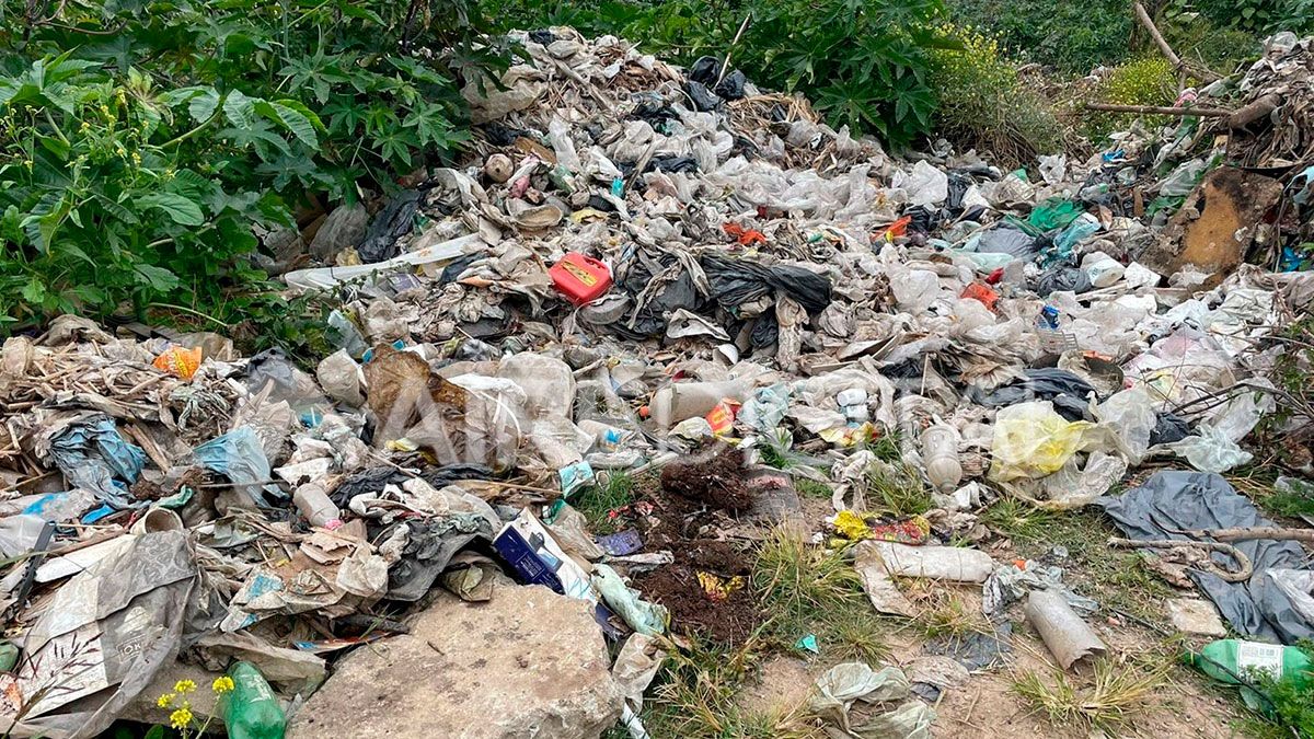 Este lunes por la mañana, mediante el móvil de AIRE, el periodista Ezequiel Zárate, notificaba que el municipio había comenzado con las tareas de limpieza de todo el sector.