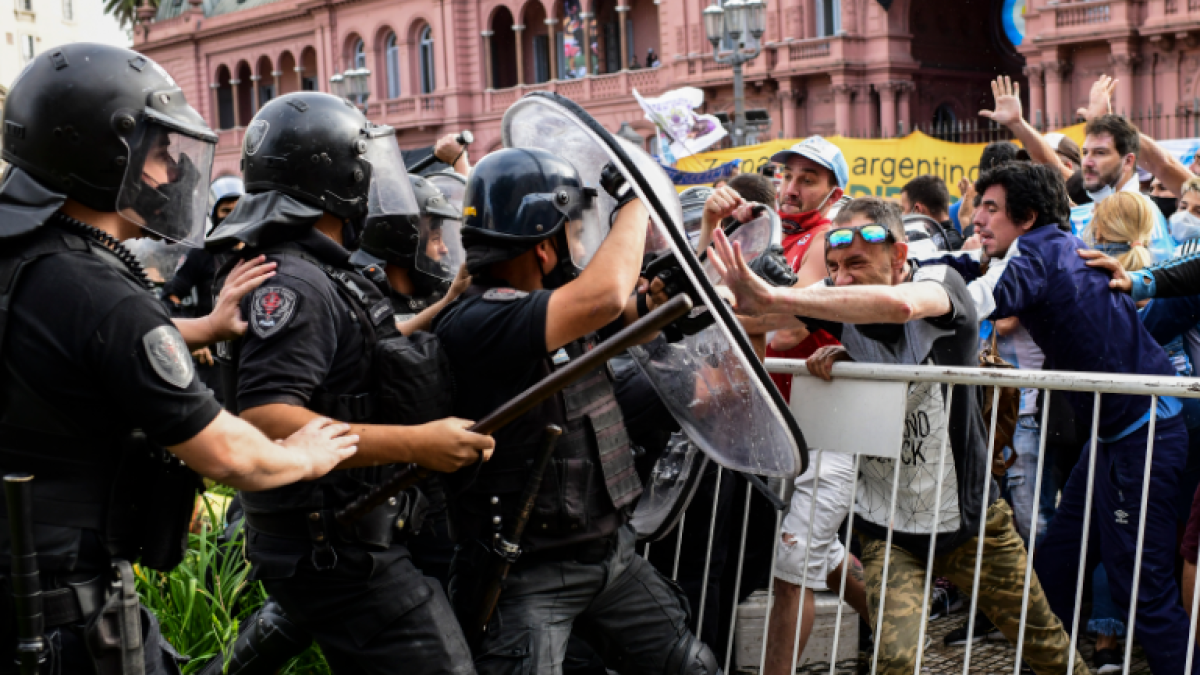 La Policía de la Ciudad intentó frenar el avance de los hinchas hacia la Casa Rosada