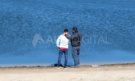 La policía consuela a uno de los familiares de las personas ahogadas en este laguna de Colastiné Norte. La policía consuela a uno de los familiares de las personas ahogadas en este laguna de Colastiné Norte.