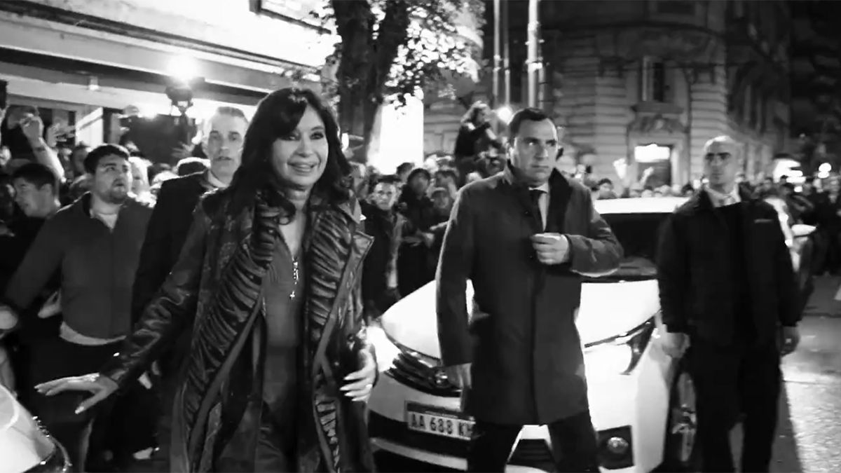 El video publicado por Cristina Kirchner tiene la inconfundible estética del film noir.