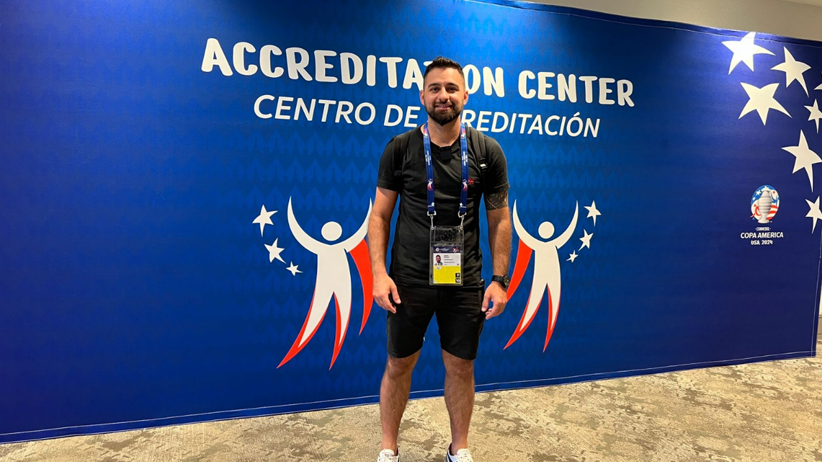 El inicio de la experiencia: Adriel Driussi en el Centro de Acreditaciones para la prensa de la Conmebol.