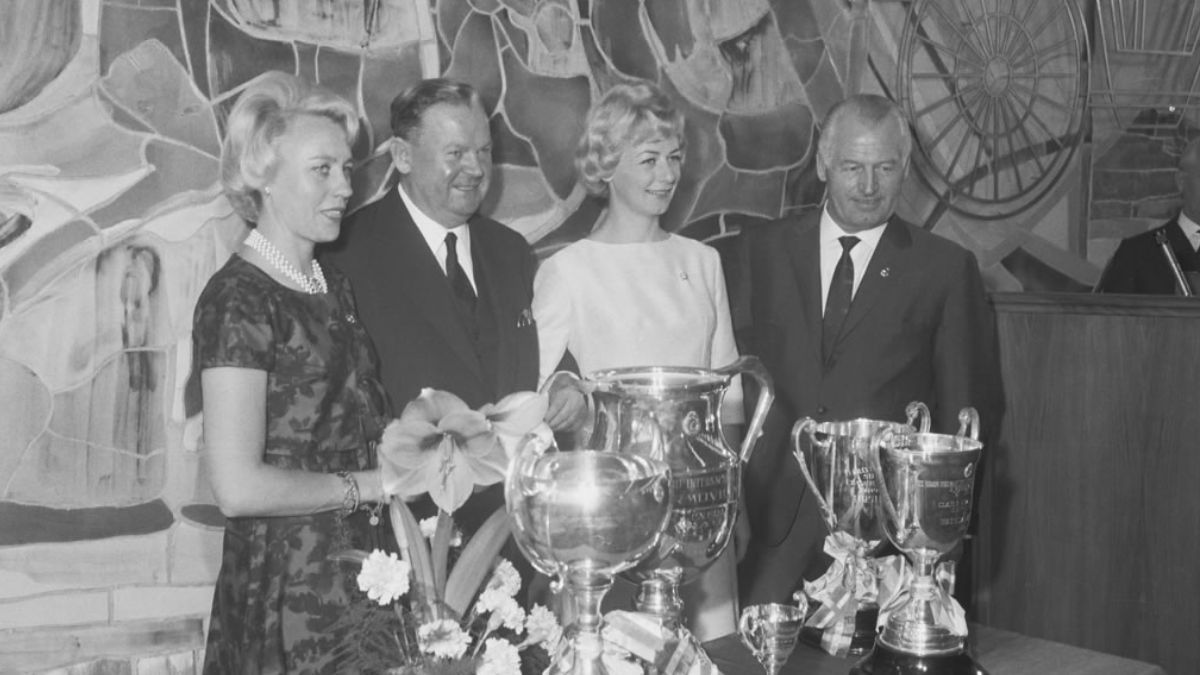 Una muy especial celebración por el triunfo en el Gran Premio argentino de 1962 tuvo lugar en la torre Daimler-Benz AG en Stuttgart. De izquierda a derecha: Ewy Rosqvist, el director General de la casa alemana, Walter Hitzinger, Ursula Wirth, y Karl Kling, director de Carrera del equipo que corrió en nuestro país. Una muy especial celebración por el triunfo en el Gran Premio argentino de 1962 tuvo lugar en la torre Daimler-Benz AG en Stuttgart. De izquierda a derecha: Ewy Rosqvist, el director General de la casa alemana, Walter Hitzinger, Ursula Wirth, y Karl Kling, director de Carrera del equipo que corrió en nuestro país.