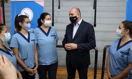 El gobernador Omar Perotti visitó el operativo de vacunación docentes en la capital provincial. El gobernador Omar Perotti visitó el operativo de vacunación docentes en la capital provincial.