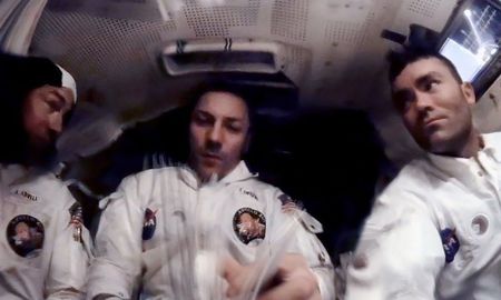 Los astronautas del Apolo 13, Lovell, Swigert y Haise sentados juntos mientras se preparan para el reingreso en la atmósfera terrestre. Los astronautas del Apolo 13, Lovell, Swigert y Haise sentados juntos mientras se preparan para el reingreso en la atmósfera terrestre.