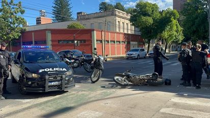 Accidente en el macrocentro de Santa Fe: dos heridos tras un choque entre un auto y una moto