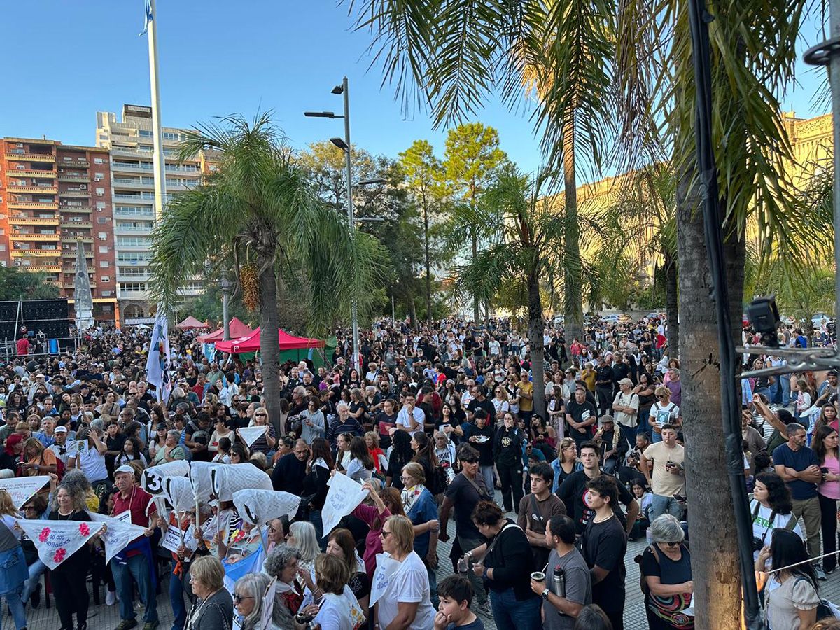 Día Nacional de la Memoria por la Verdad y la Justicia 4/5| El acto central se realizó en Plaza de Mayo, frente a la Casa de Gobierno de Santa Fe. Día Nacional de la Memoria por la Verdad y la Justicia 4/5| El acto central se realizó en Plaza de Mayo, frente a la Casa de Gobierno de Santa Fe.
