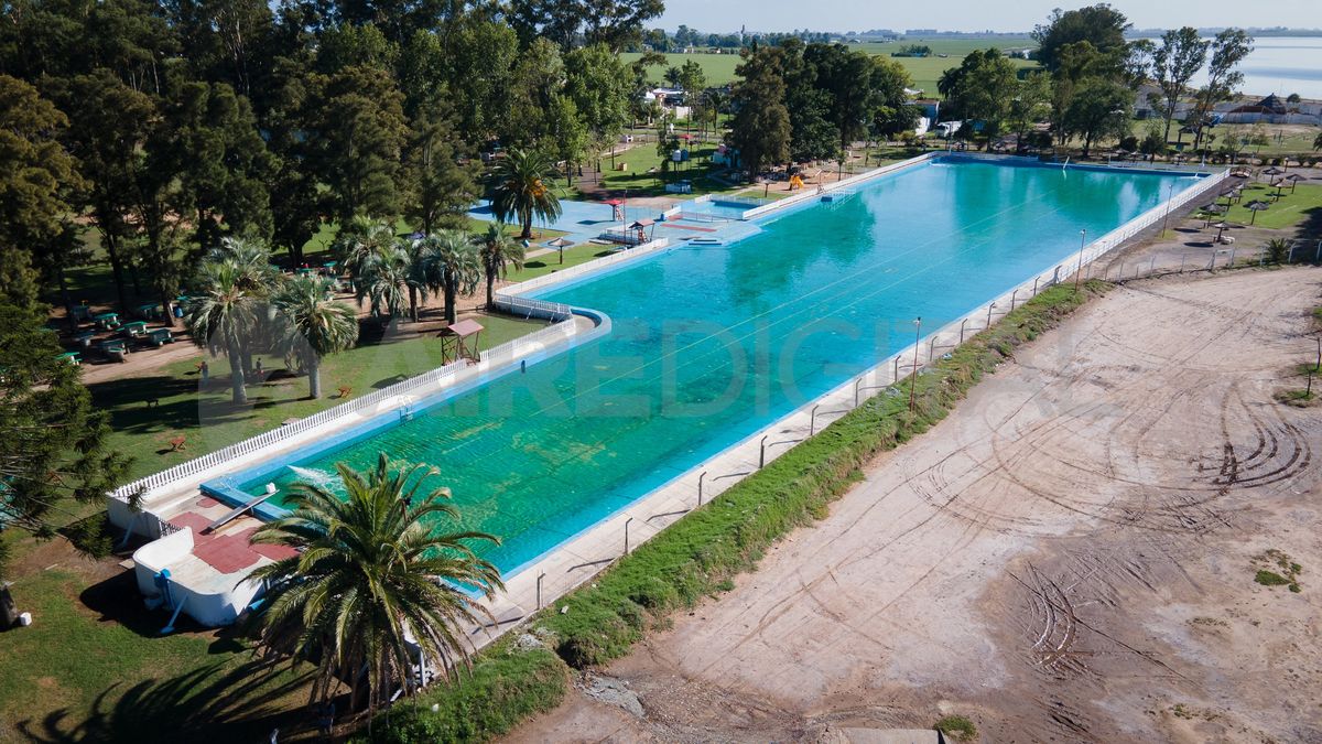 La pileta del camping municipal El Edén con sus 160 metros de largo y 50 de ancho es la mas grande de Sudamérica.