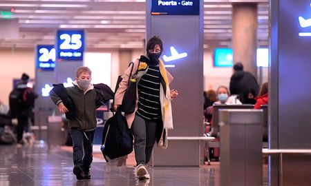 Con algunas restricciones, hace poco más de una semana el gobierno nacional rehabilitó el funcionamiento de aviones y colectivos en todo el país. Con algunas restricciones, hace poco más de una semana el gobierno nacional rehabilitó el funcionamiento de aviones y colectivos en todo el país.