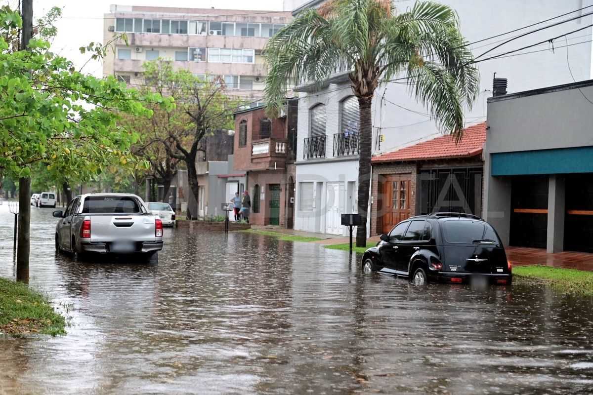 El agua provocó el anegamiento en varias calles de la ciudad de Santa Fe. El agua provocó el anegamiento en varias calles de la ciudad de Santa Fe.