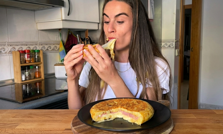 Tortilla de papa rellena de jamón y queso. Tortilla de papa rellena de jamón y queso.