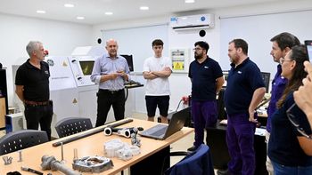 Omar Perotti visitó el CEnTEC Rafaela, clave en el desarrollo aeroespacial