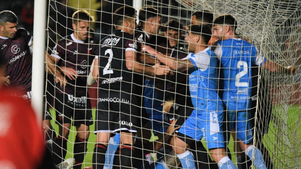 Sobre el final, el equipo sabalero pecó de impotencia y se le fue al humo al arquero Olivera, dentro del arco. Sobre el final, el equipo sabalero pecó de impotencia y se le fue al humo al arquero Olivera, dentro del arco.