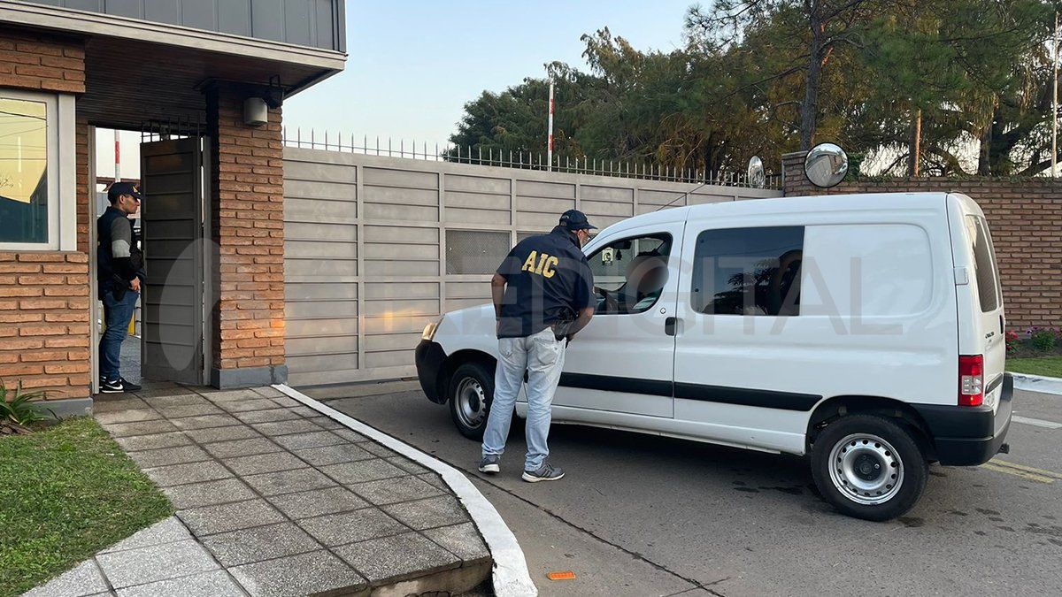 Policías de la AIC mientras custodiaban la entrada y salida de la firma.&nbsp;