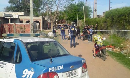 Según información preliminar de la Policía, dos atacantes pasaron a bordo de una moto y dispararon contra un grupo de personas en la vía pública. Según información preliminar de la Policía, dos atacantes pasaron a bordo de una moto y dispararon contra un grupo de personas en la vía pública.