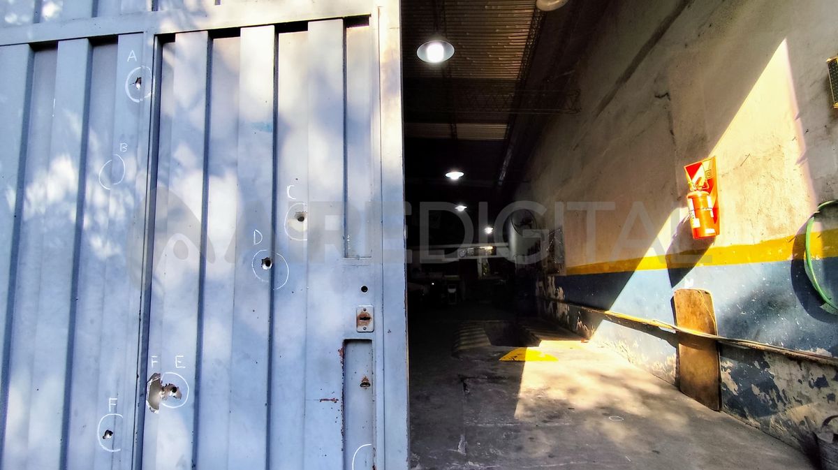 Así quedó el portón del taller atacado con 15 balazos en la zona este de Rosario.