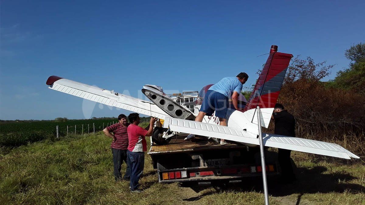 Trasladan en un flete por la ruta 11 la avioneta narco siniestrada en San Justo