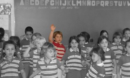 Franco Colapinto levantando la mano de niño en el colegio de Pilar. Franco Colapinto levantando la mano de niño en el colegio de Pilar.